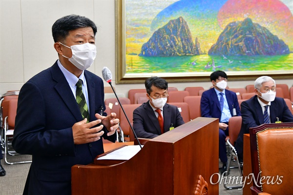  22일 국회에서 열린 정무위원회의 국무조정실, 국무총리비서실, 공정거래위원회 등에 대한 종합 국정감사에 일반증인으로 출석한 임병용 GS건설 대표이사가 의원 질의에 답변하고 있다. 