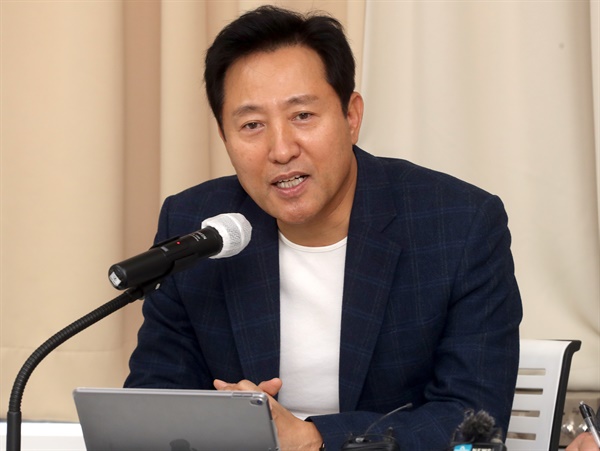 오세훈 전 서울시장이 22일 오후 서울 마포구 마포현대빌딩에서 열린 더 좋은 세상으로 제9차 정례세미나에서 기조연설을 하고 있다.