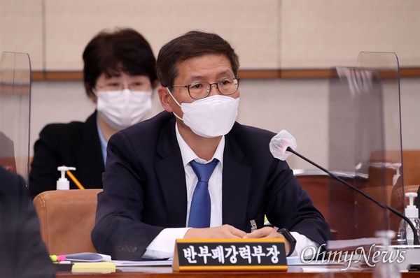 신성식 대검찰청 반부패강력부장이 2020년 10월 22일 서울 여의도 국회에서 열린 법제사법위원회의 대검찰청에 대한 국정감사에서 의원 질의에 답변하고 있다.