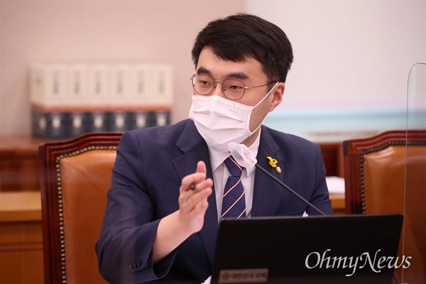 김남국 더불어민주당 의원이 지난 10월 22일 서울 여의도 국회에서 열린 법제사법위원회의 대검찰청에 대한 국정감사에서 질의를 하고 있다. 