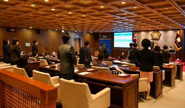 22일 제289회 강남구의회 임시회 제2차 본회의에서 의원들이 '서울특별시 강남구 구세 조례 일부개정조례안'을 표결 처리하고 있다. 
