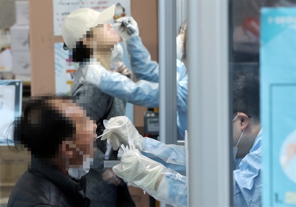 23일 서울 관악구보건소 코로나19 선별진료소에서 시민들이 검사를 받고 있다.