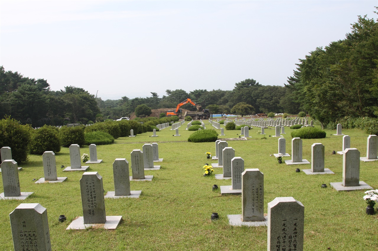   저 멀리 확장공사가 한창이다.