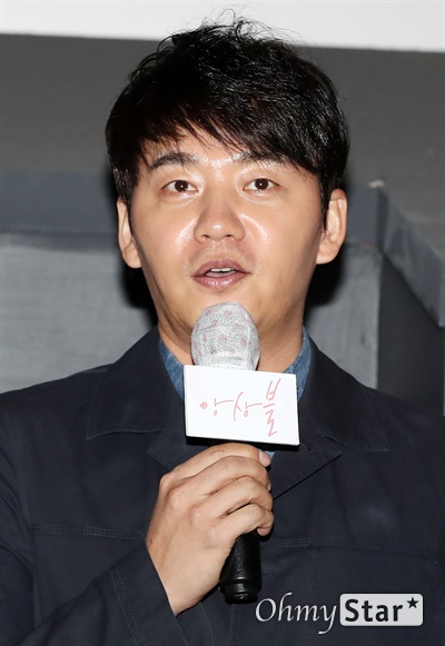 '앙상블' 김승수, 순수한 매력 김승수 배우가 23일 오후 서울 광진구의 한 상영관에서 열린 영화 <앙상블> 시사회에서 무대인사를 하고 있다. <앙상블>은 이 시대를 살아가고 있는 청춘들의 삶과 사랑을 찾아가는 과정을 그린 사랑 연가다. 11월 5일 개봉.