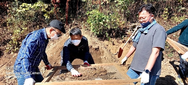 '새로운 100년을 여는 통일의병 대전충청본부' 소속 회원들이 23일 오후 대전 골령골 유해발굴 현장에서 흙을 체에 걸러  유해파편을 찾는 봉사활동을 하고 있다.