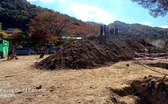 대전 골령골(대전 동구 낭월동) 유해발굴 현장. 발굴을 위해 파낸 흙이 또 다른 작은 동산을 만들었다.