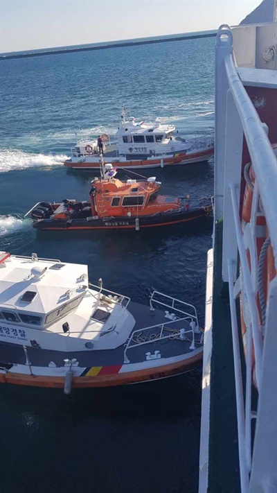 10월 23일 오후 3시 15분경, 부산항 입구에서 기관고장으로 표류하고 있는 대형선박. 해경이 출동해 예인조치를 하고 있다.