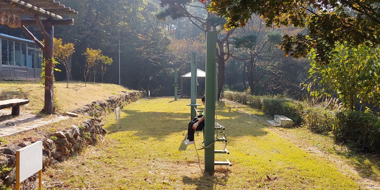 치유의 숲에서 봉사활동을 하던 선우가 쉬고 있다.