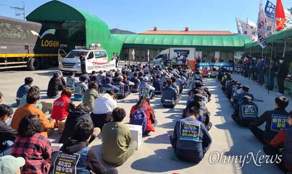 전국택배노조와 민주노총 경남본부는 10월 24일 로젠택배 부산강서지점에서 집회를 벌였다.