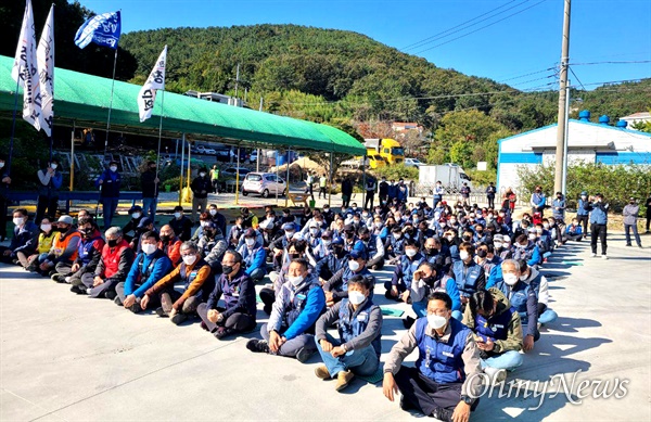전국택배노조와 민주노총 경남본부는 10월 24일 로젠택배 부산강서지점에서 집회를 벌였다.