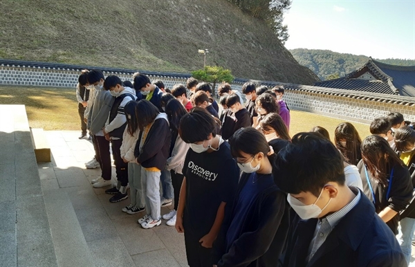  갈산중학교 학생들이 백야 김좌진 장군(1889~1930) 사당을 찾아 분향하고 있다.