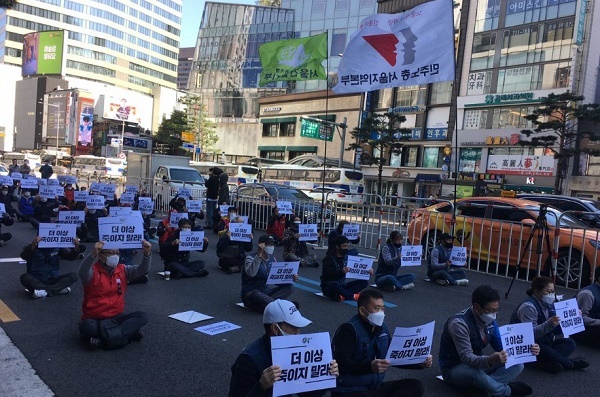 택배노동자들이 주말인 24일 오전 서울 중구 한진택배 앞에서 과로사 대책 없는 재벌택배사 규탄대회를 열고 있다.