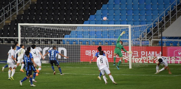  88분, 인천 유나이티드 FC 골키퍼 이태희가 바로 앞 부산 아이파크 김현(사진 오른쪽)의 결정적인 헤더 슛을 오른손으로 쳐내는 순간