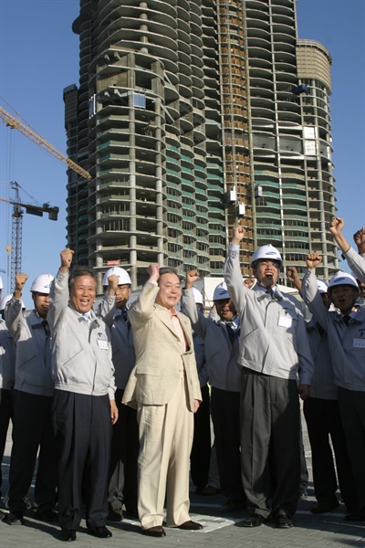 2006년 삼성물산이 두바이에 지은 초고층 빌딩 '부르주 두바이(Burj Dubai)' 건설현장을 이건희 회장이 찾은 모습. 