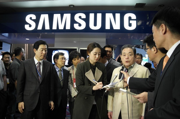 2012년 1월 12일, CES 2012에 참관한 이건희 회장. 