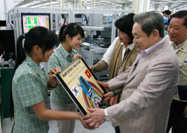 2012년 10월 13일 이건희 회장이 베트남 사업장을 방문했을 당시 모습. 