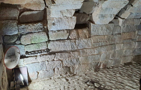 직사각형의 큰돌로 만들어진 석빙고 내부의 모습