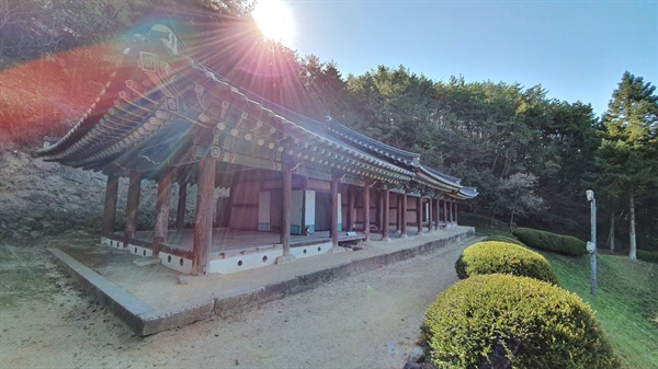선성현 객사, 조선시대 객사의 모습을 잘 보여주는 건물이다