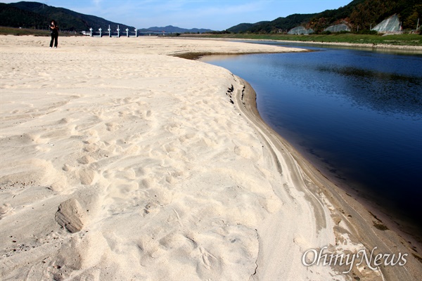 10월 25일 합천창녕보 하류 낙동강에 넓은 모래톱이 드러나 있다.