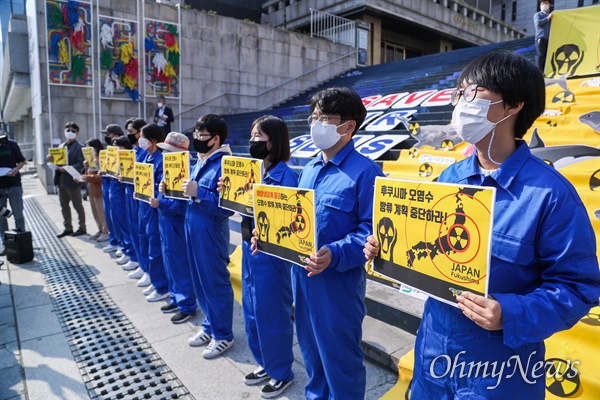 환경운동연합 바다위원회 활동가들이 26일 오전 서울 세종문화회관 계단에서 기자회견을 열고 일본 정부의 방사능 오염수 해양 방류 계획 철회를 요구하고 있다.