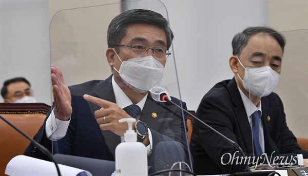 서욱 국방부장관이 26일 국회에서 열린 국방위원회의 국방부 등에 대한 국정감사에서 의원 질의에 답변하고 있다.