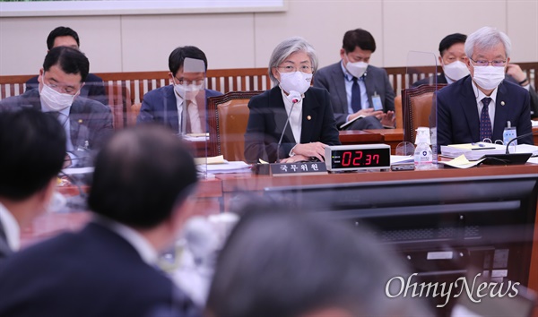 강경화 외교부 장관이 26일 국회에서 열린 국회 외교통일위원회의 외교부 등에 대한 국정감사에서 의원들의 질의에 답하고 있다. 