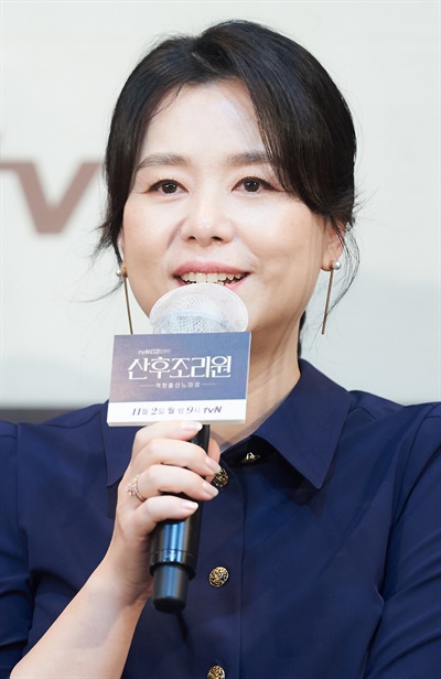 '산후조리원' 장혜진, 원장님 스타일 장혜진 배우가 26일 오후 열린 tvN 새 월화드라마 <산후조리원> 온라인 제작발표회에서 질문에 답하고 있다. <산후조리원>는 회사에서는 최연소 임원이지만 병원에서는 최고령 산모인 주인공이 출산과 산후조리원 적응기를 거치며 조리원 동기들과 성장해 나가는 격정 출산 느와르다.  2일 월요일 밤 9시 첫 방송.