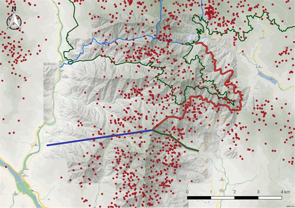  2004년에서 2020년 상반기까지 형제봉 일대에서 위치추적된 반달가슴곰 분포도(이 사업에 의한 계획도. 붉은 선 산악열차, 파란 선 케이블카, 초록 선 모노레일).