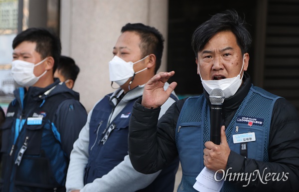  전국택배노동조합 조합원들이 26일 오후 서울 용산구 로젠택배 본사 앞에서 ‘갑질 로젠택배 규탄 및 불공정 계약 해결 촉구 기자회견’을 열고 최근 부산에서 ‘불법권리금’과 열악한 환경에서 근무하다 목숨을 끊은 택배기사 고 김광택씨에 대한 사과와 보상, 노동환경 개선, 노동조합 인정과 교섭에 나설 것을 주장하고 있다.