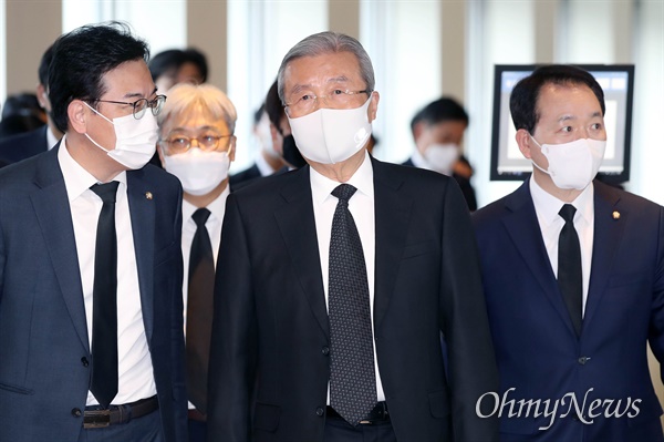 김종인 국민의힘 비상대책위원장이 26일 오후 고 이건희 삼성그룹 회장 빈소가 마련된 서울 강남구 삼성서울병원 장례식장을 찾아 조문을 마친 후 나서고 있다. 