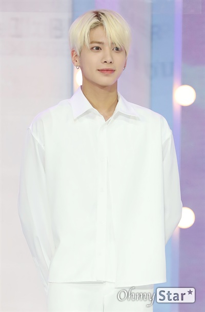 '투모로우바이투게더' 태현, 훈훈한 청량비주얼 투모로우바이투게더의 태현이 26일 오후 서울 광장동의 한 공연장에서 열린 세 번째 미니앨범 < minisode1 : Blue Hour > 발매 쇼케이스에서 포토타임을 갖고 있다. < minisode1 : Blue Hour>는 데뷔 이후 '꿈의 장: STAR'와 '꿈의 장: ETERNITY'를 발표하며 '꿈의 장' 시리즈를 선보여 온 투모로우바이투게더가 다음 시리즈로 넘어가기 전 들려주는 작은 이야기이다.