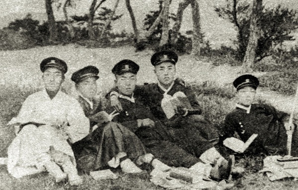 부산상업학교 시절, 급우들과 함께 찍은 사진. 맨 왼쪽의 조선옷을 입은 이가 박재혁이다.