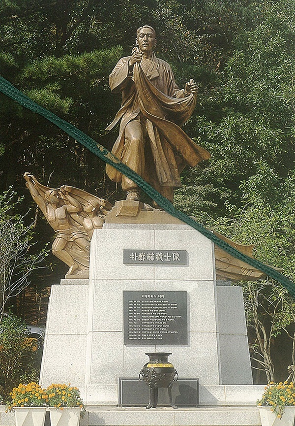 박재혁 의사의 동상. 1998년 부산 어린이 대공원에 세워졌으나, 외진 곳이라 이를 찾는 이는 드물다고 한다.