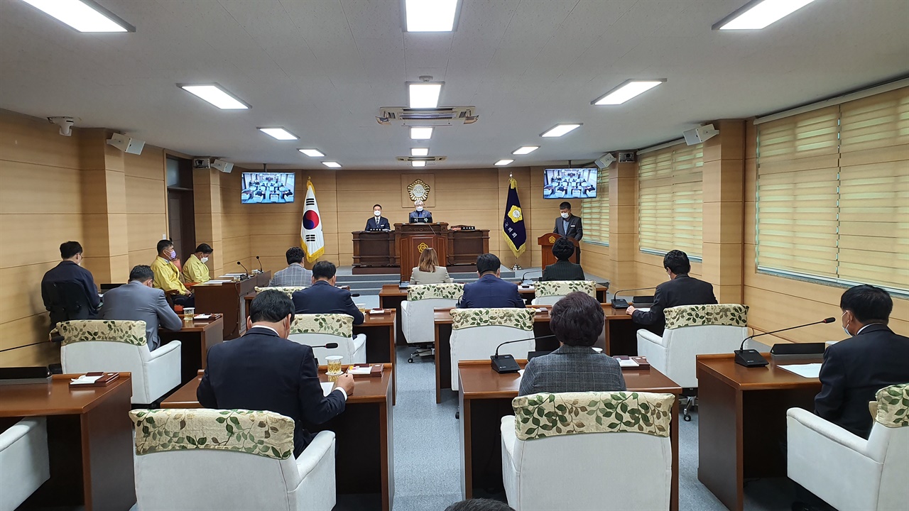 부여군의회 제250회 임시회와 제1차 본회의가 본회의장에서 진행되고 있다.