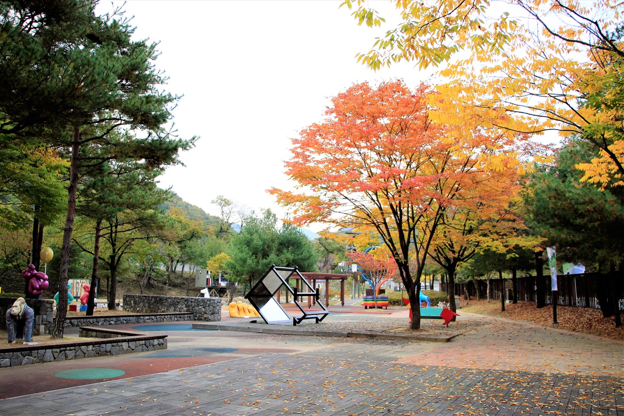 양주시립장욱진미술관 조각공원의 가을 풍경.
