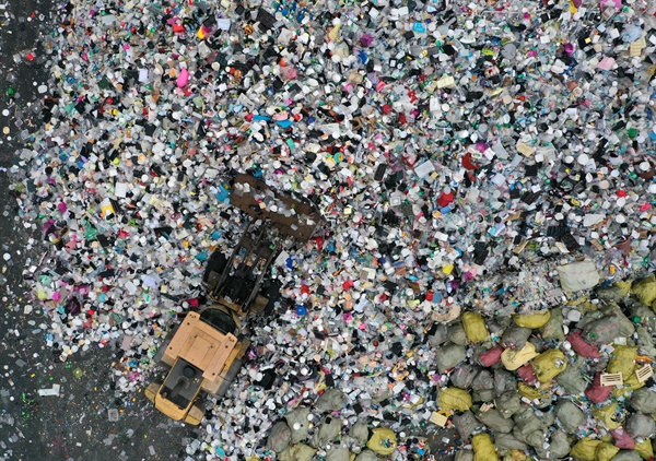 지난 9월 24일한 자원재활용센터에 각 가정에서 배출된 플라스틱 등 재활용 폐기물 분류 작업이 진행되고 있다.