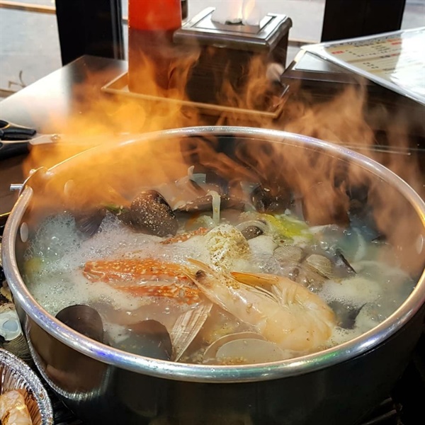 석양무렵 칼국수를 끓이면 노을빛과 김이 어우러져 환상의 불꽃 쇼를 연출한다 