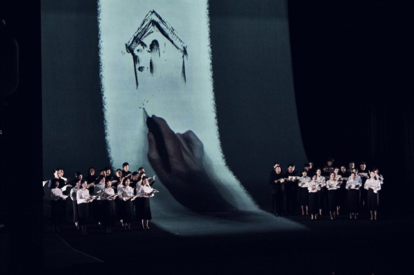  케보크 무라드의 드로잉은 보자마자 한국 수묵화를 연상케했다. 그의 손이 극중에서 전지자, 신의 손처럼 느껴졌다.
