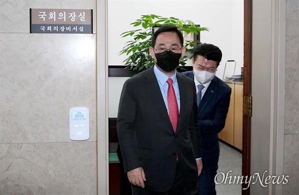 주호영 국민의힘 원내대표가 28일 서울 여의도 국회 의장실에서 박병석 국회의장과 면담한 뒤 나서고 있다. 
