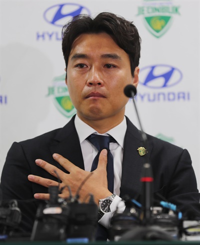  28일 오후 전북 전주월드컵경기장에서 전북 현대 이동국 선수가 은퇴 기자회견을 하고 있다.