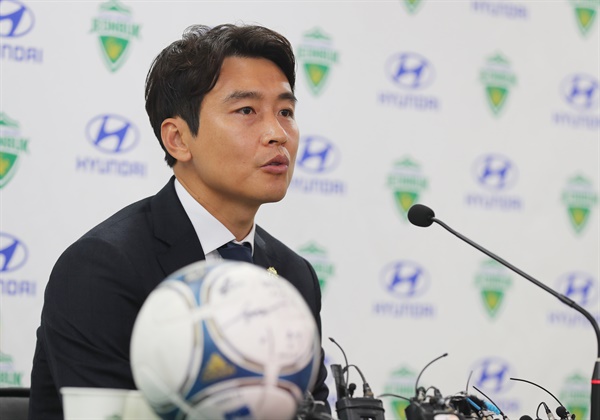  28일 오후 전북 전주월드컵경기장에서 전북 현대 이동국 선수가 은퇴 기자회견을 하고 있다.