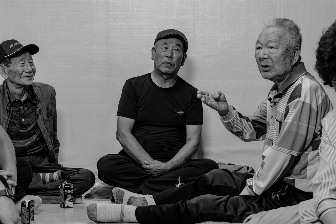 자신의 고문피해를 이야기하는 김용담씨(맨 오른쪽). 그는 하반신이 마비되고 대장암을 앓고 있어 건강이 매우 나쁘다.