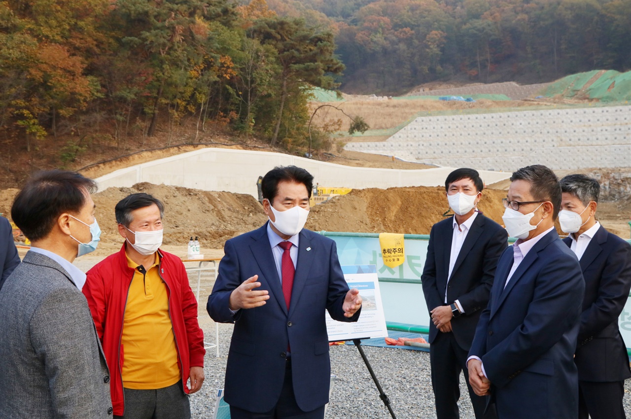 백군기 용인시장이 기흥구 지곡동 산16-59 일원 지곡일반산업단지에 연면적 2만7027㎡ 규모로 들어설 램리서치코리아의 연구소와 처인구 원삼면 죽능리 587-2 일원 원삼일반산업단지 내 연면적 1만5653㎡ 규모로 들어설 ㈜에스티아이 용인공장 조성사업 현장을 차례로 방문했다.