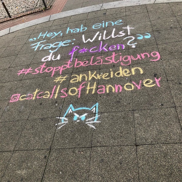    독일 하노버에서 참여한 '초크 백' 캠페인. 참여자들은 캣콜오브(catcallsof)와 도시 이름을 붙여서 인스타그램 계정을 만든다.  