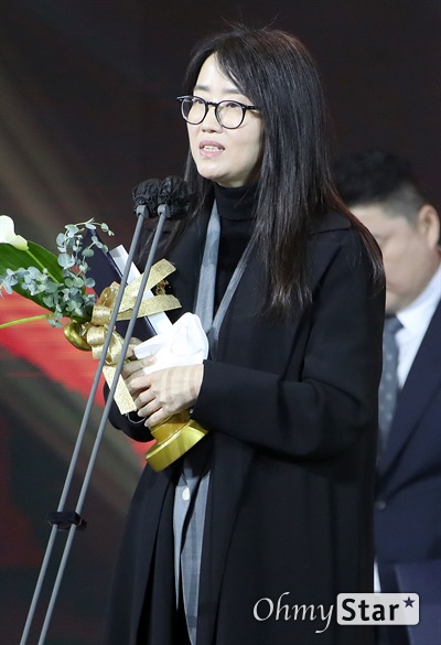 '대한민국 대중문화예술상' 김은희, 대통령표창 수상 김은희 작가가 28일 오후 서울 동대문구 경희대에서 열린 <2020 대한민국 대중문화예술상>에서 대통령표창을 수상하고 있다. <대한민국 대중문화예술상>은 대중문화예술의 사회적 위상을 높이고 대중문화예술인들의 창작의욕을 높이기 위해 2010년부터 시작된 정부 포상제도이다.