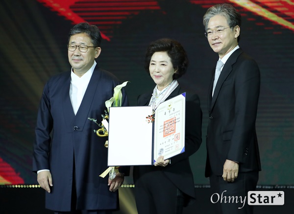 '대한민국 대중문화예술상' 고두심, 문화훈장 은관 수상 고두심 배우가 28일 오후 서울 동대문구 경희대에서 열린 <2020 대한민국 대중문화예술상>에서 문화훈장 은관을 수상하고 있다. <대한민국 대중문화예술상>은 대중문화예술의 사회적 위상을 높이고 대중문화예술인들의 창작의욕을 높이기 위해 2010년부터 시작된 정부 포상제도이다.