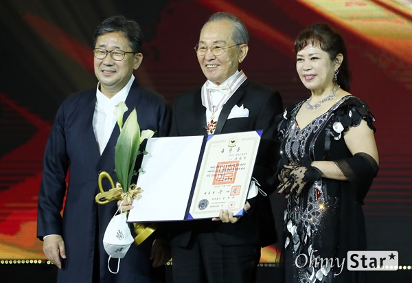 '대한민국 대중문화예술상' 윤항기, 문화훈장 은관 수상 윤항기 가수가 28일 오후 서울 동대문구 경희대에서 열린 <2020 대한민국 대중문화예술상>에서 문화훈장 은관을 수상한 뒤 기념촬영을 하고 있다. <대한민국 대중문화예술상>은 대중문화예술의 사회적 위상을 높이고 대중문화예술인들의 창작의욕을 높이기 위해 2010년부터 시작된 정부 포상제도이다.