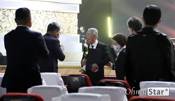 '대한민국 대중문화예술상' 변희봉, 후배들의 찬사 변희봉 배우가 28일 오후 서울 동대문구 경희대에서 열린 <2020 대한민국 대중문화예술상>에서 문화훈장 은관을 수상하며 후배배우들의 기립박수를 받고 있다. <대한민국 대중문화예술상>은 대중문화예술의 사회적 위상을 높이고 대중문화예술인들의 창작의욕을 높이기 위해 2010년부터 시작된 정부 포상제도이다.