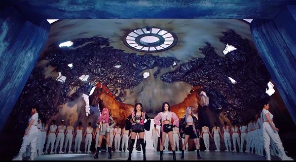 <How you like that> 뮤직비디오에서 한복 의상을 선보여 해외 팬들의 이목을 집중시킨 블랙핑크.