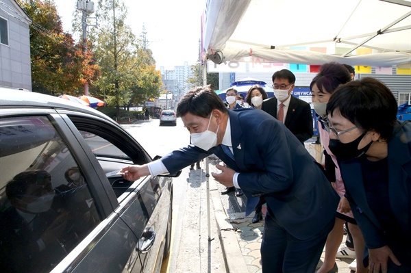 10월 29일 김해 YWCA '승차 점심 나누기' 행사에 허성곤 김해시장이 함께 했다.